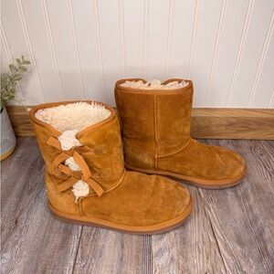 Koolaburra by Ugg Victoria Short Fur Boots Suede Bow Accents Mens 5 Womens 6